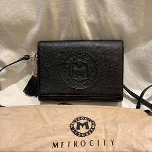 Metrocity black leather crossbody bag